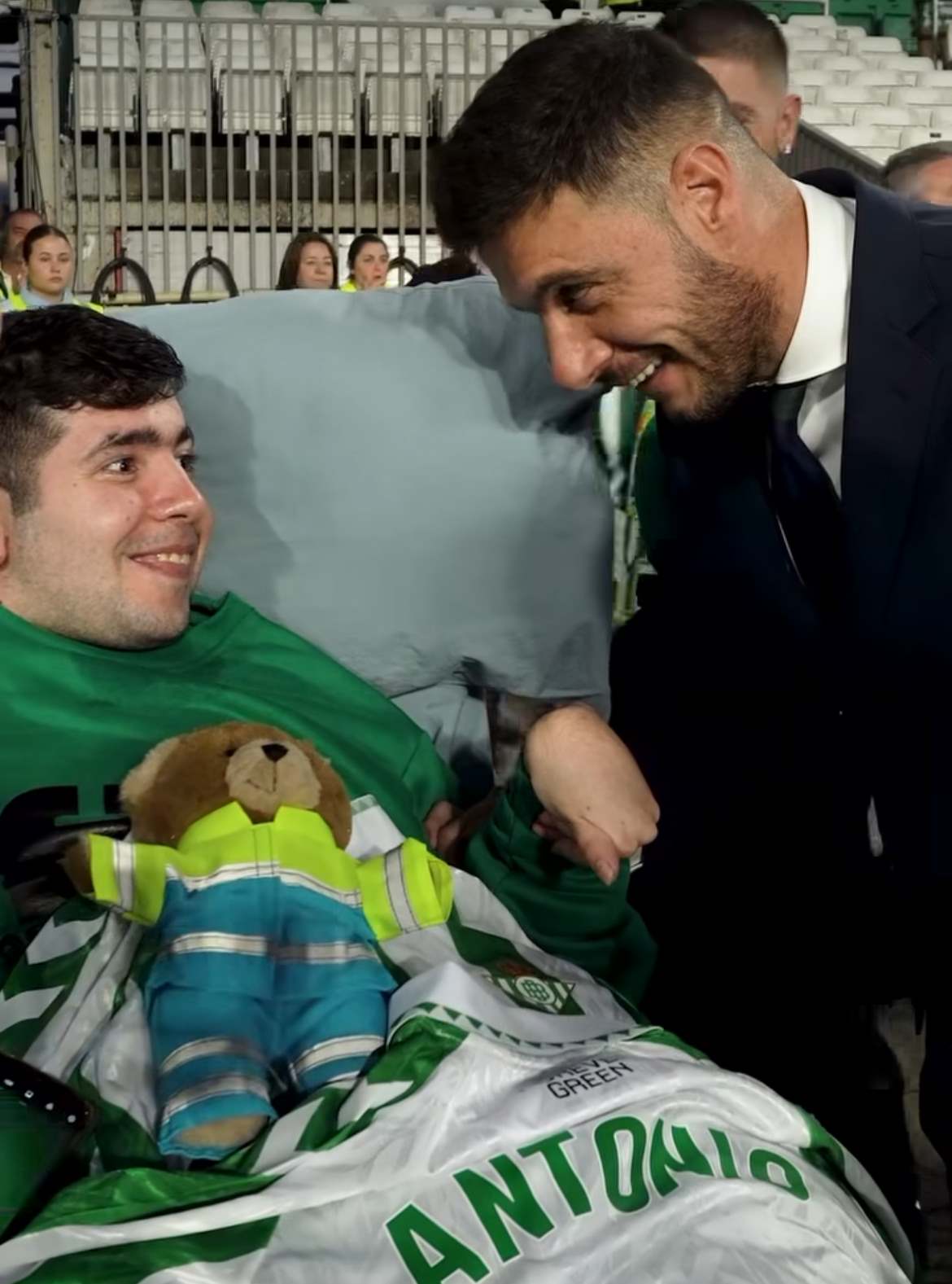 Joaquín Sánchez junto a Antonio en el Benito Villamarín | @RBetisFundacion