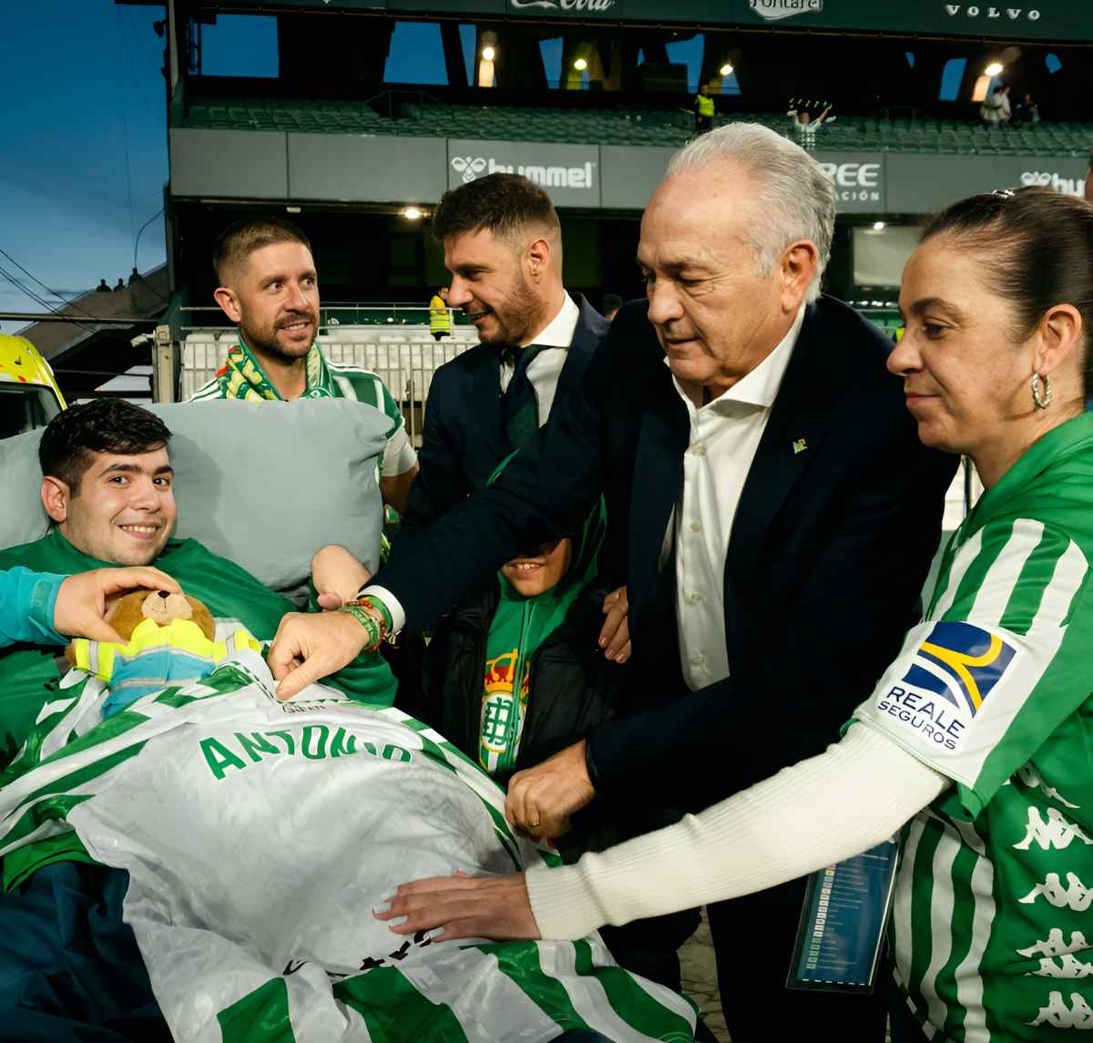 Joaquín Sánchez y Rafael Gordillo junto a Antonio | @RBetisFundacion
