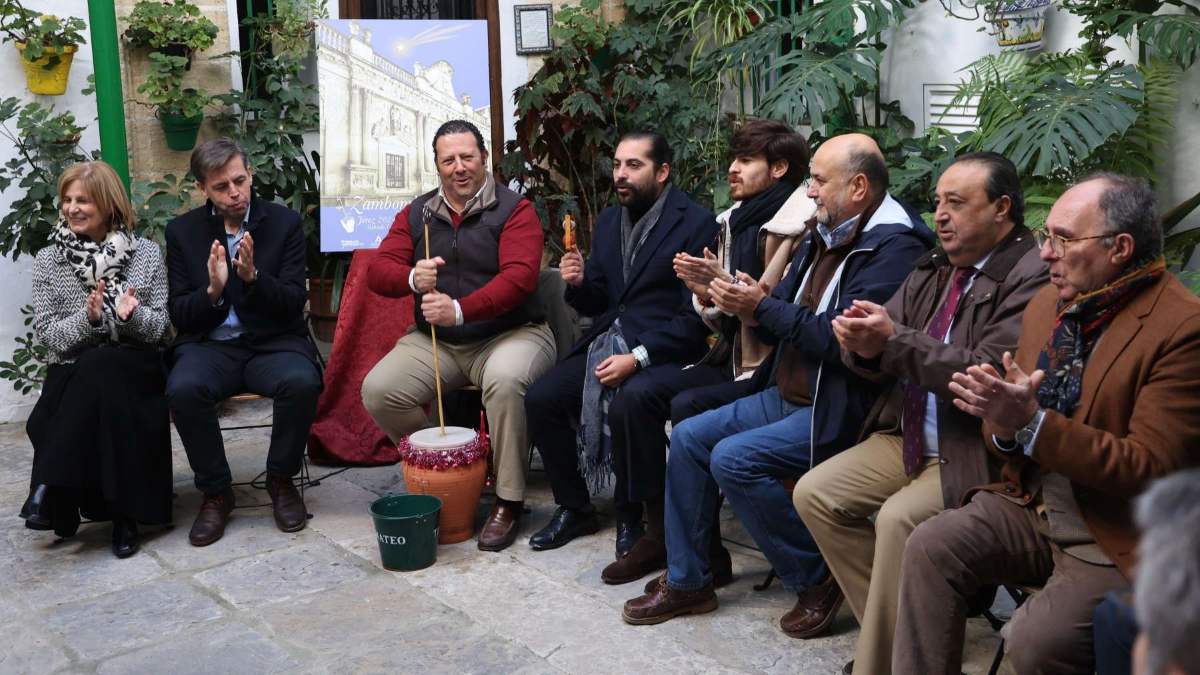 Presentación de la Zambomba BIC en los Patios Apartamentos San Miguel de Jerez | Cristo García