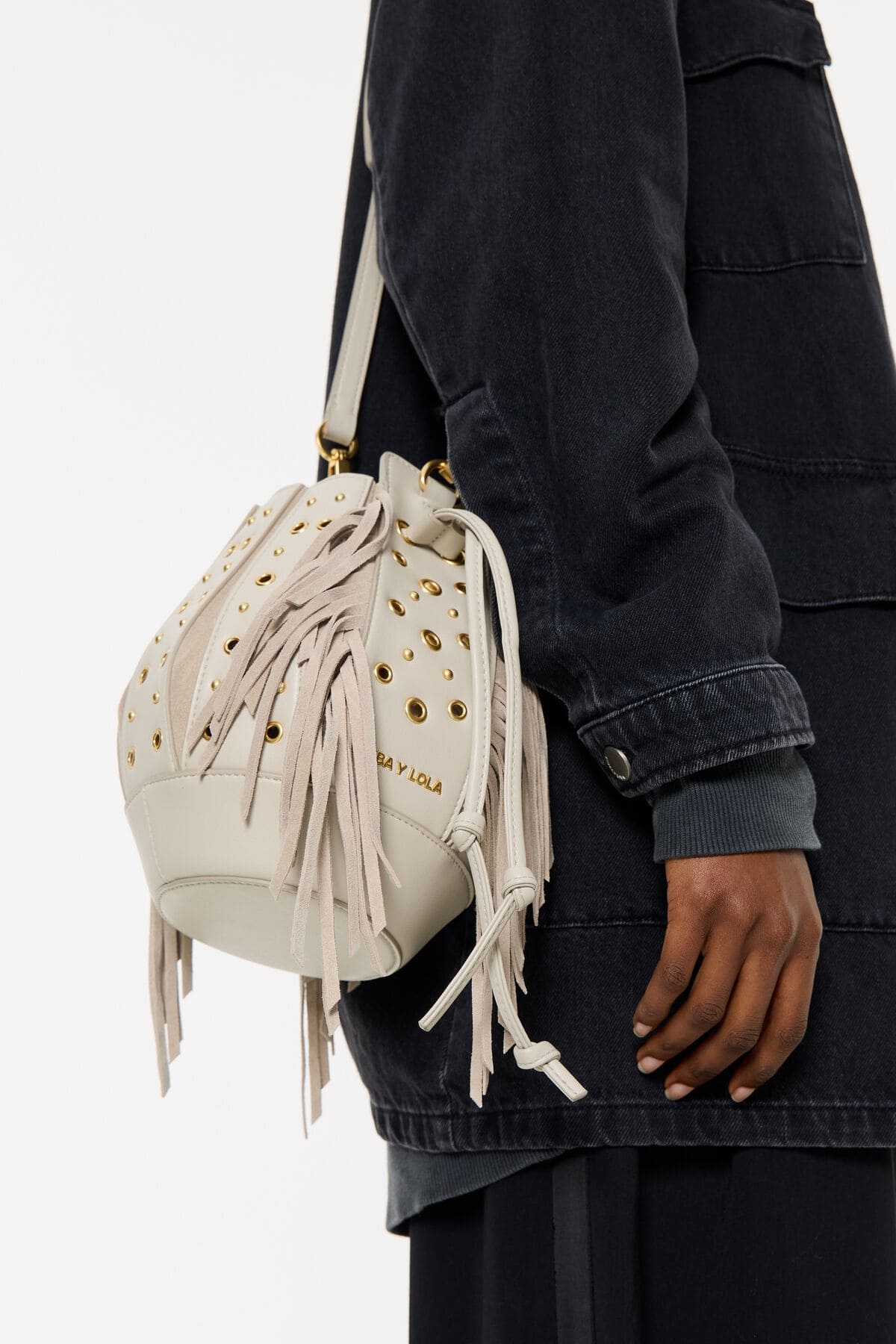 El nuevo bolso pelota pequeño de piel en color piedra de Bimba y Lola