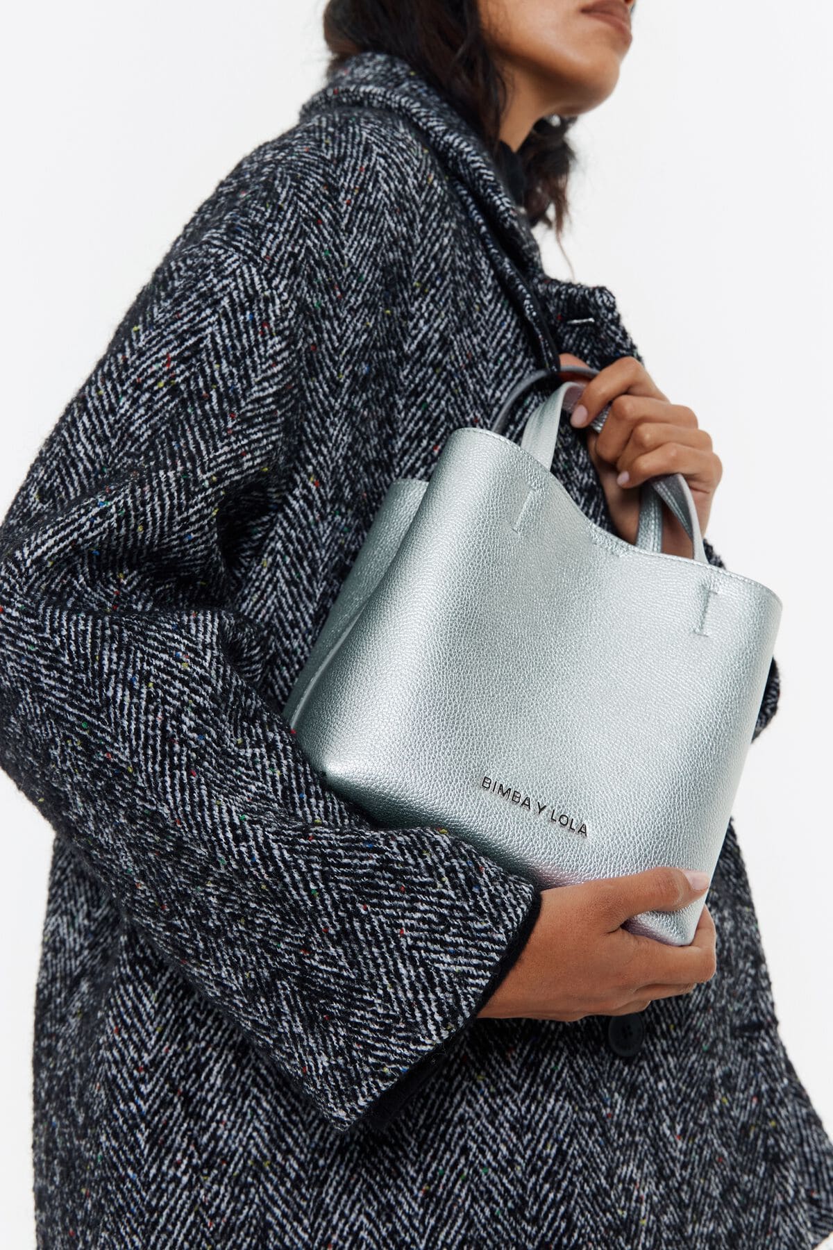 El bolso chihuahua pequeño de piel en color plata de Bimba y Lola