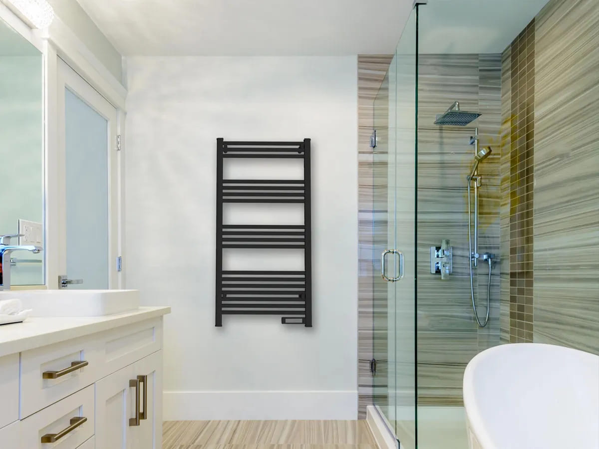 El radiador toallero eléctrico con potencia de 500 W en color negro de Leroy Merlin