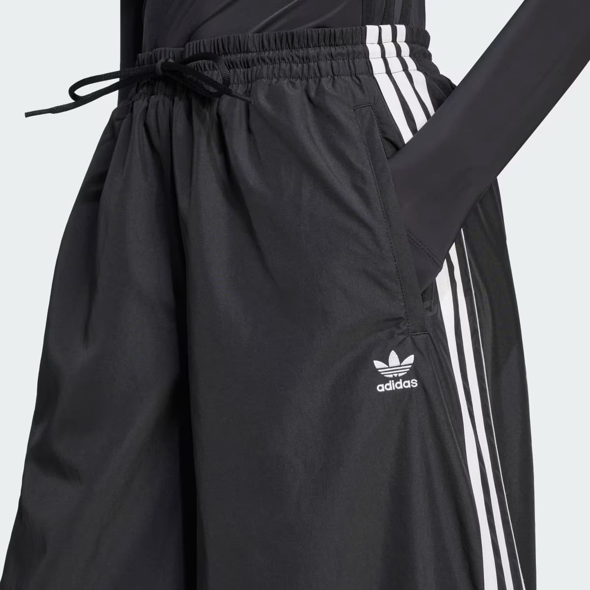 El nuevo pantalón de campana Adilenium Season 3 Oversized de Adidas