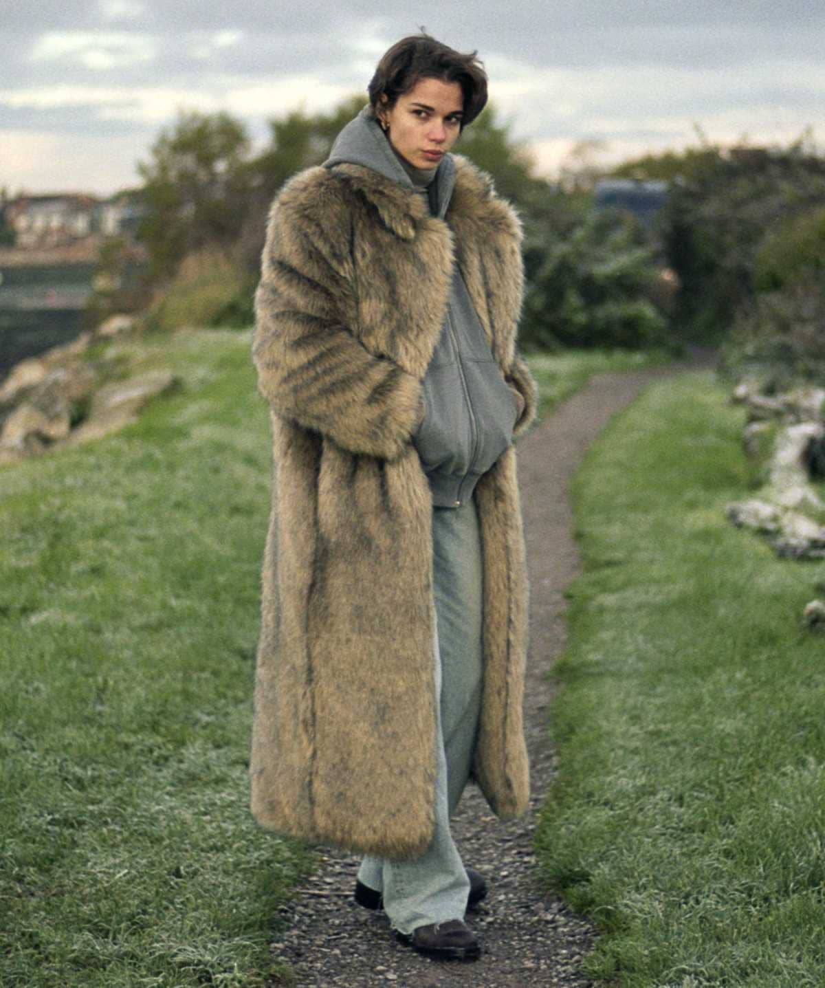 Abrigo extra largo efecto pelo de Zara