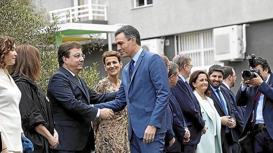 Pedro Sánchez saluda a los participantes en la XXVI Conferencia de Presidentes en 2022 en La Palma