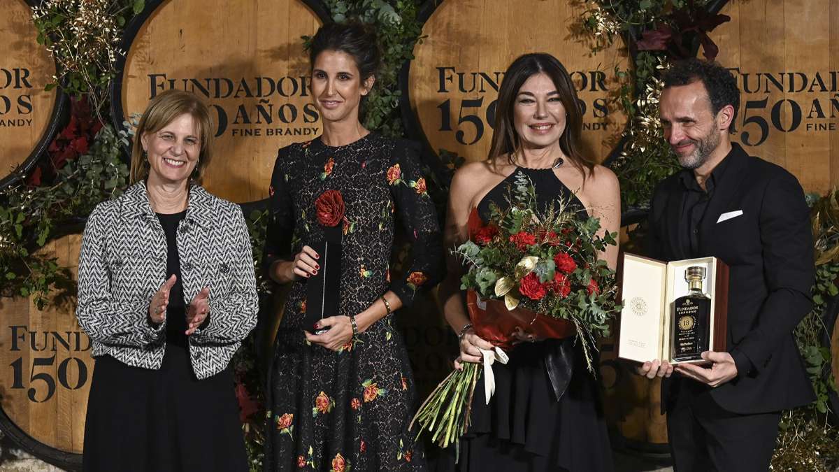 La alcaldesa en la entrega de Premios Flamenco en la Piel junto a la directora de SIMOF, Raquel Revuelta