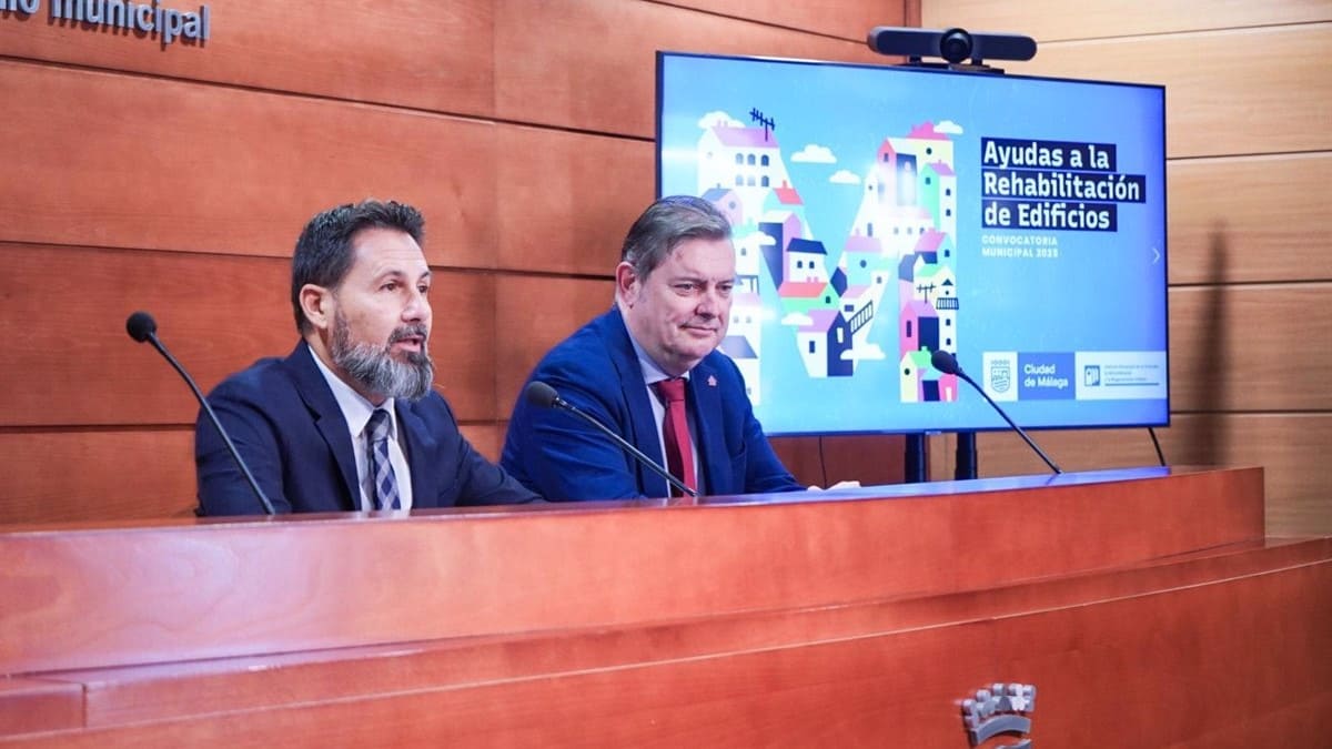 El concejal de Vivienda y Regeneración Urbana, Francisco Pomares, junto al presidente del colegio de Administradores de Fincas de Málaga y Melilla, Manuel Jiménez Caro,