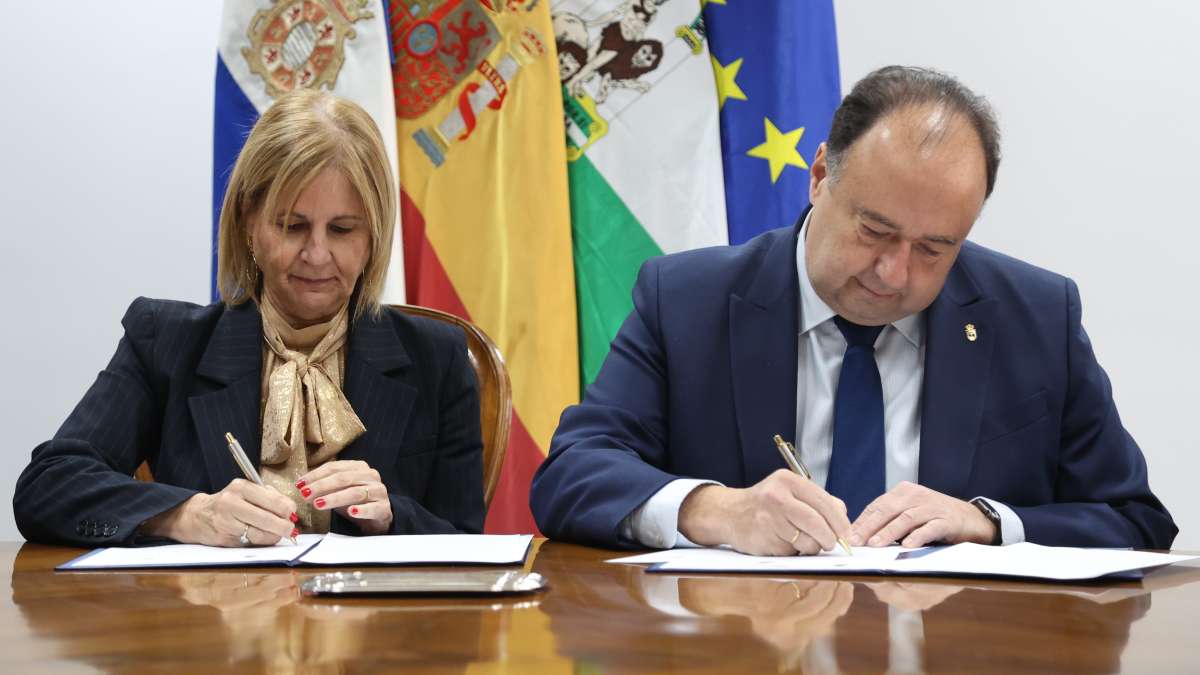 La alcaldesa y el rector de la UCA durante la firma del protocolo general de colaboración | Cristo García
