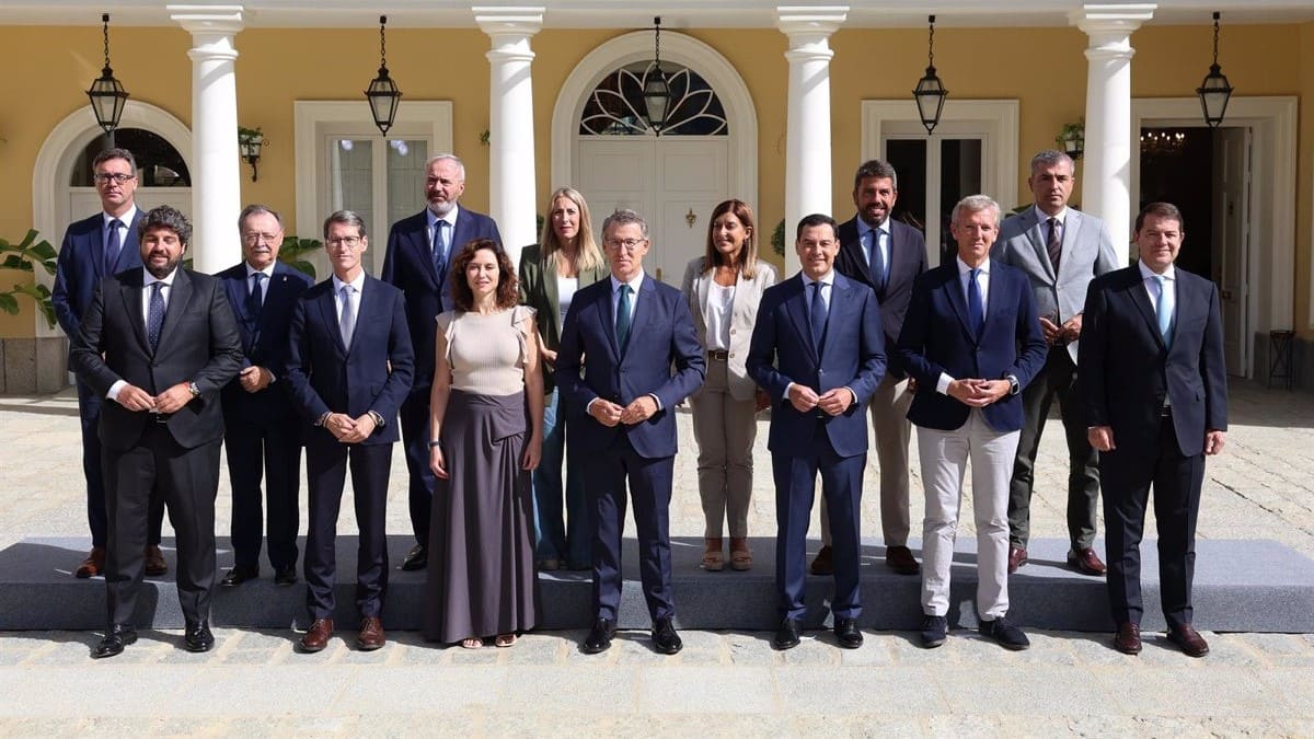 Foto de familia, el presidente del PP, Alberto Núñez Feijóo, junto a los barones del PP, al llegar a una reunión con los presidentes autonómicos del Partido Popular