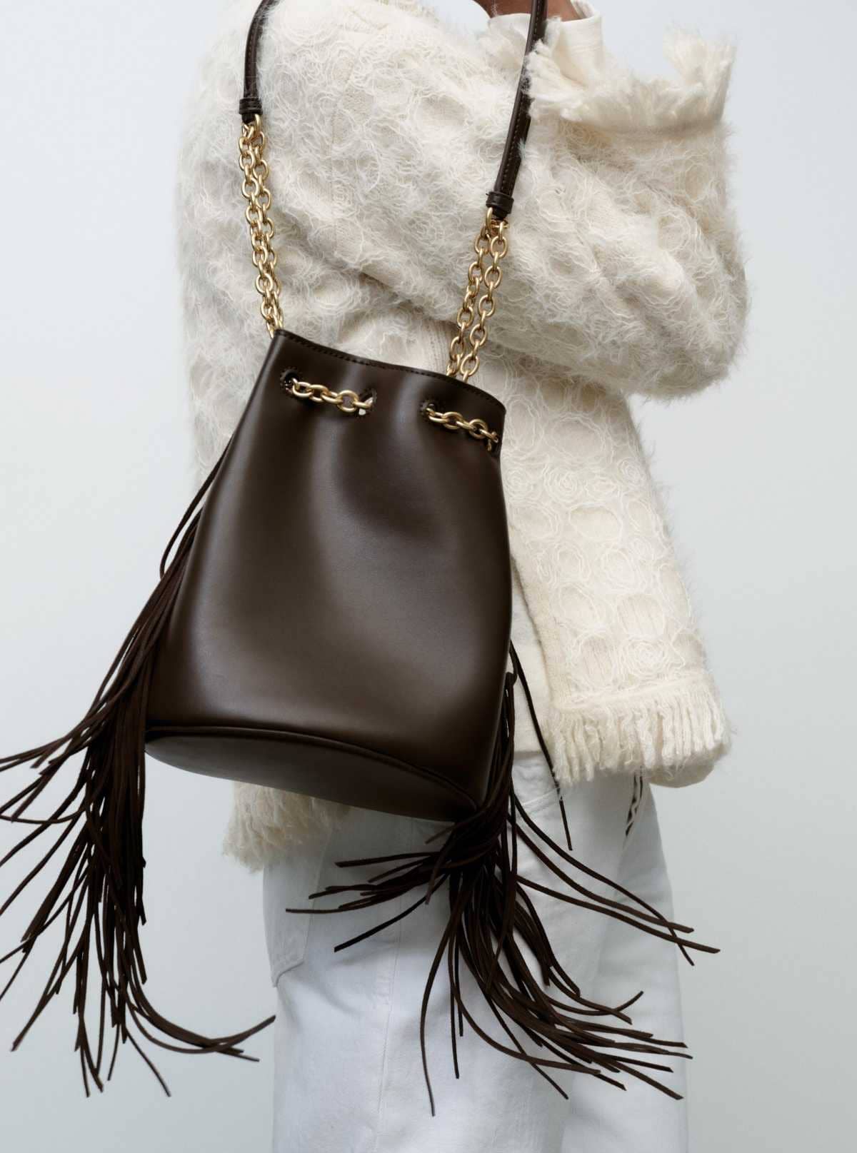 Saca cilíndrica flecos de Zara