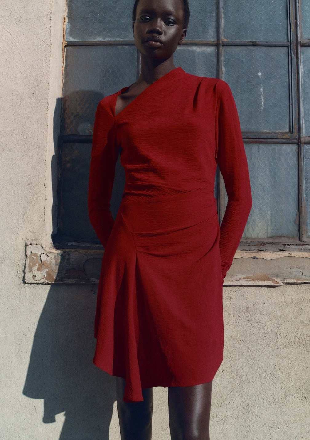 Vestido asimétrico drapeado de Mango