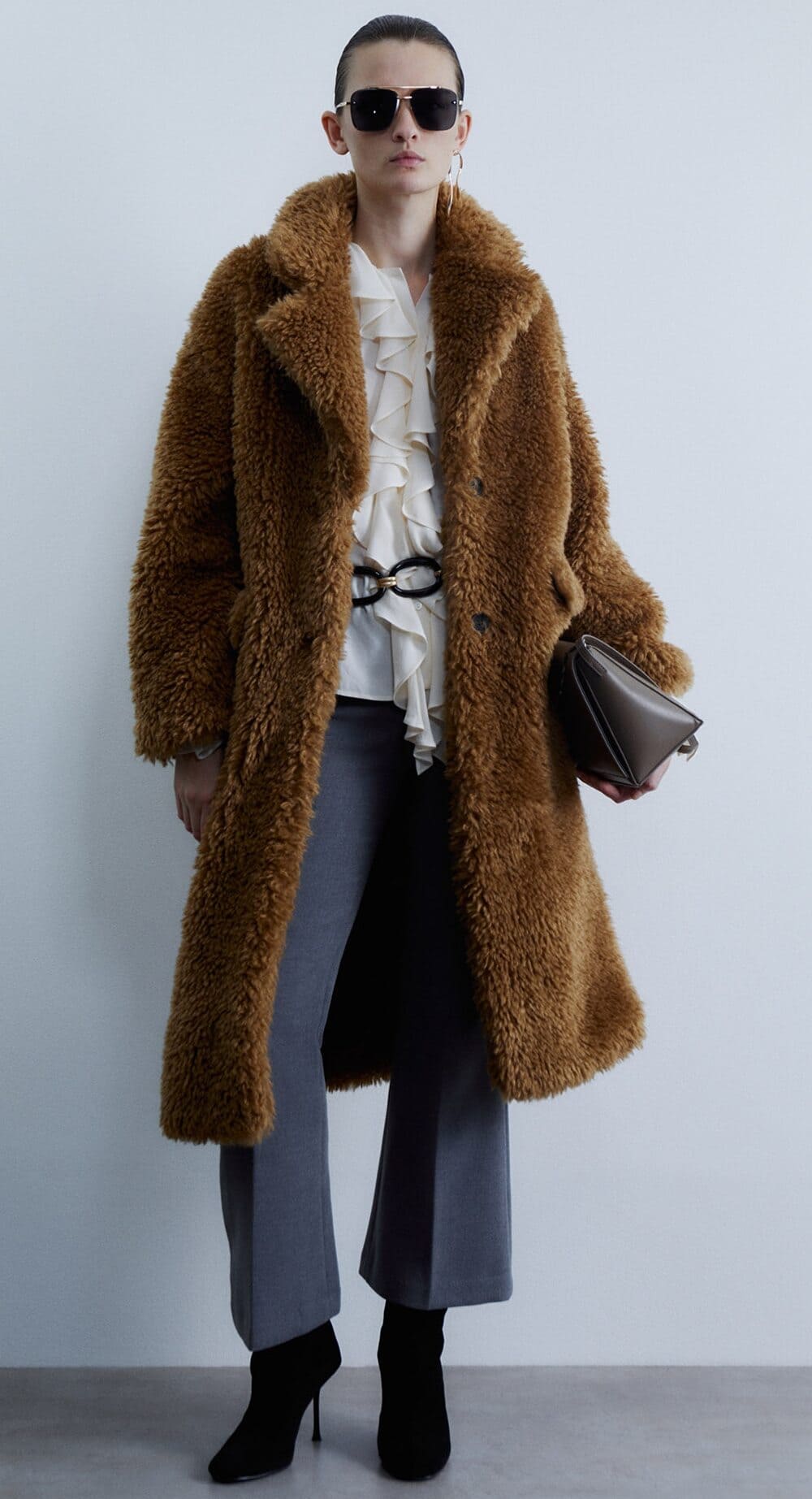 El abrigo largo con pelo en color marrón de Sfera