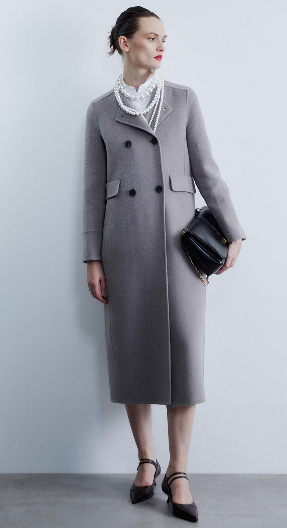 El abrigo en color gris con cuello caja de Sfera