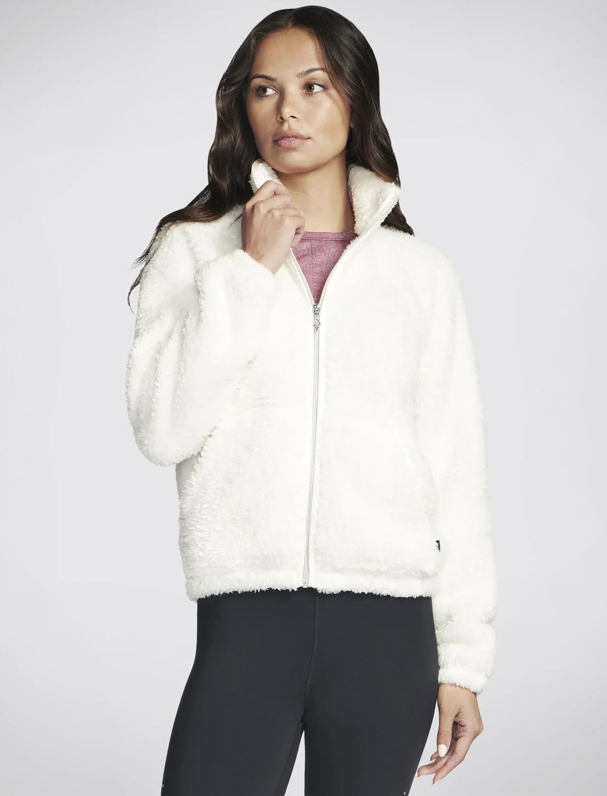La chaqueta Go Snuggle Sherpa Jacket en color blanco roto de Skechers