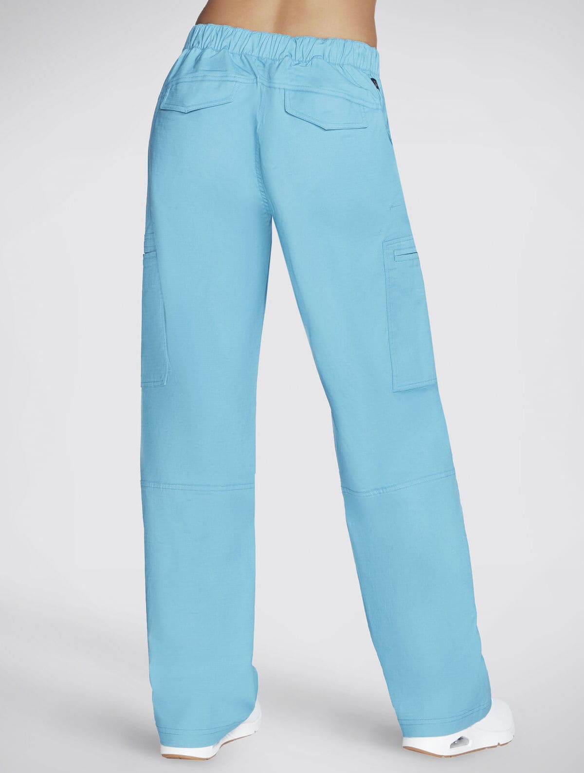 El nuevo pantalón cargo Street Cargo Pant en color azul de Skechers