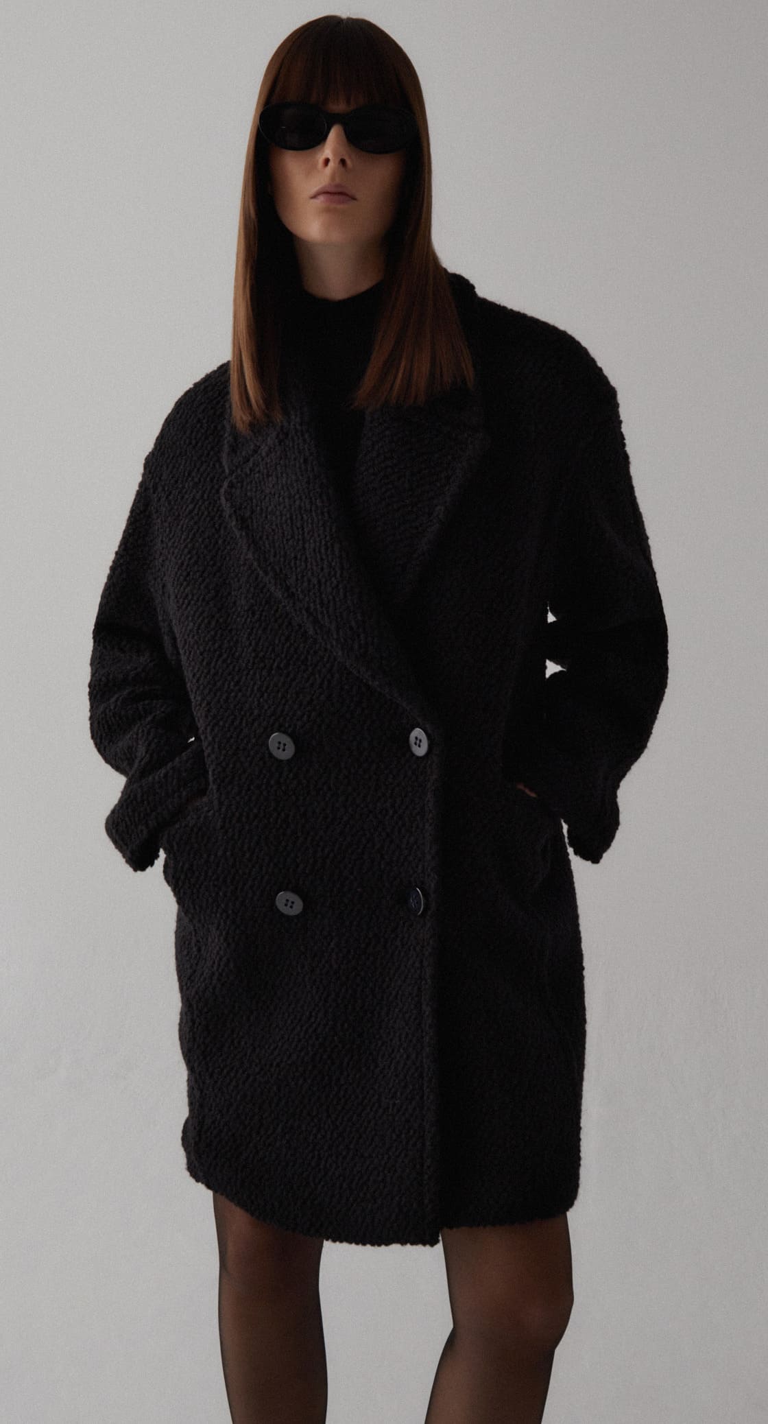 El chaquetón bouclé en color negro de Sfera