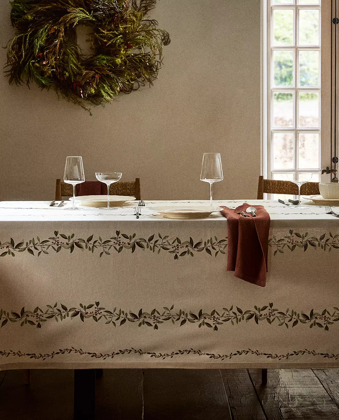 Mantel de algodón con cenefa decorada con acebo de navidad