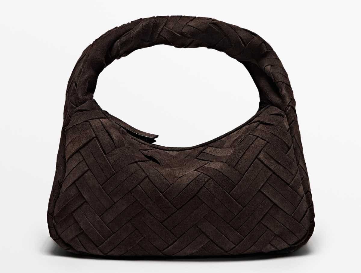 Bolso de mano trenzado piel serraje de Massimo Dutti