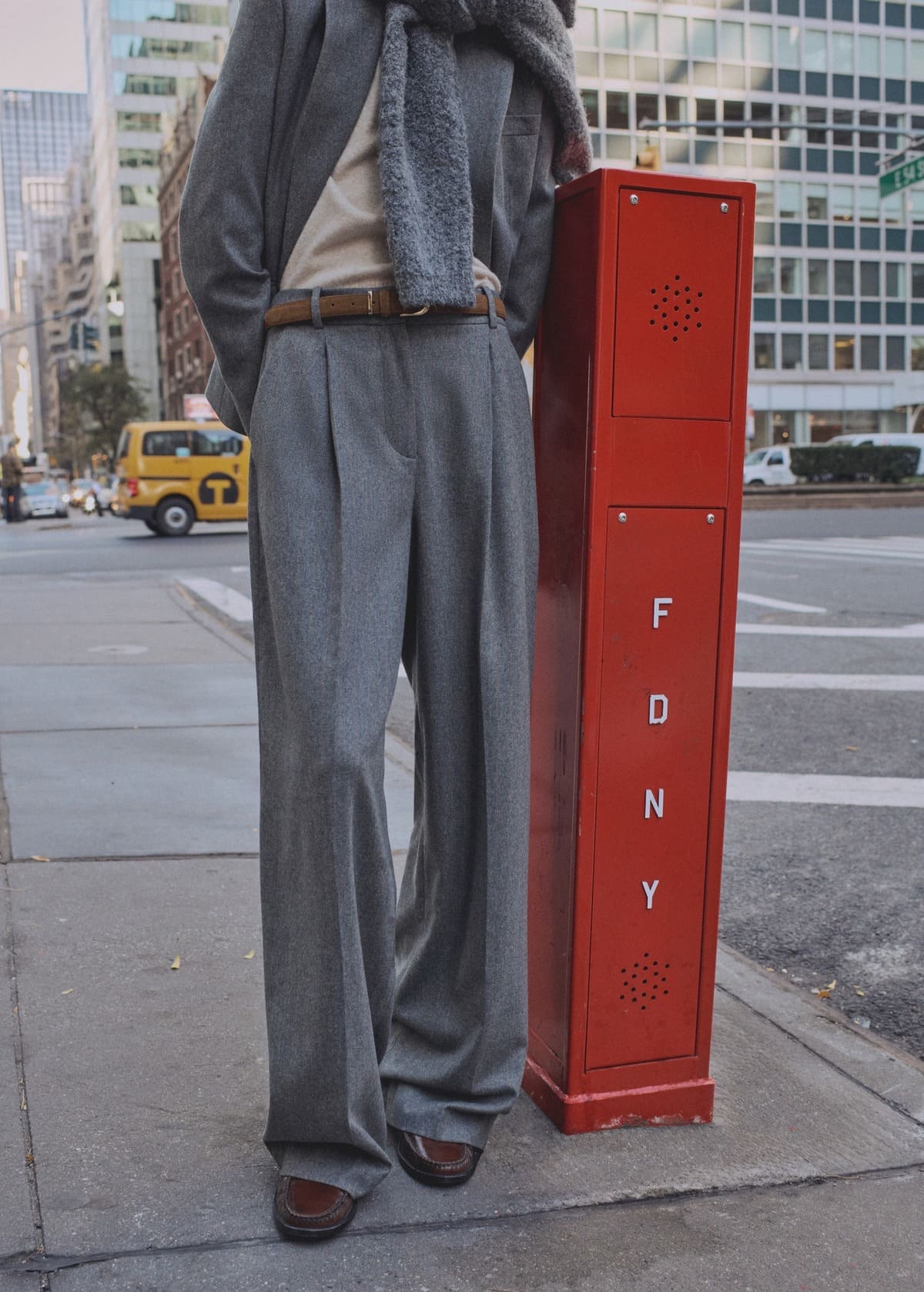 El pantalón de traje con mezcla de lana en color gris de Mango