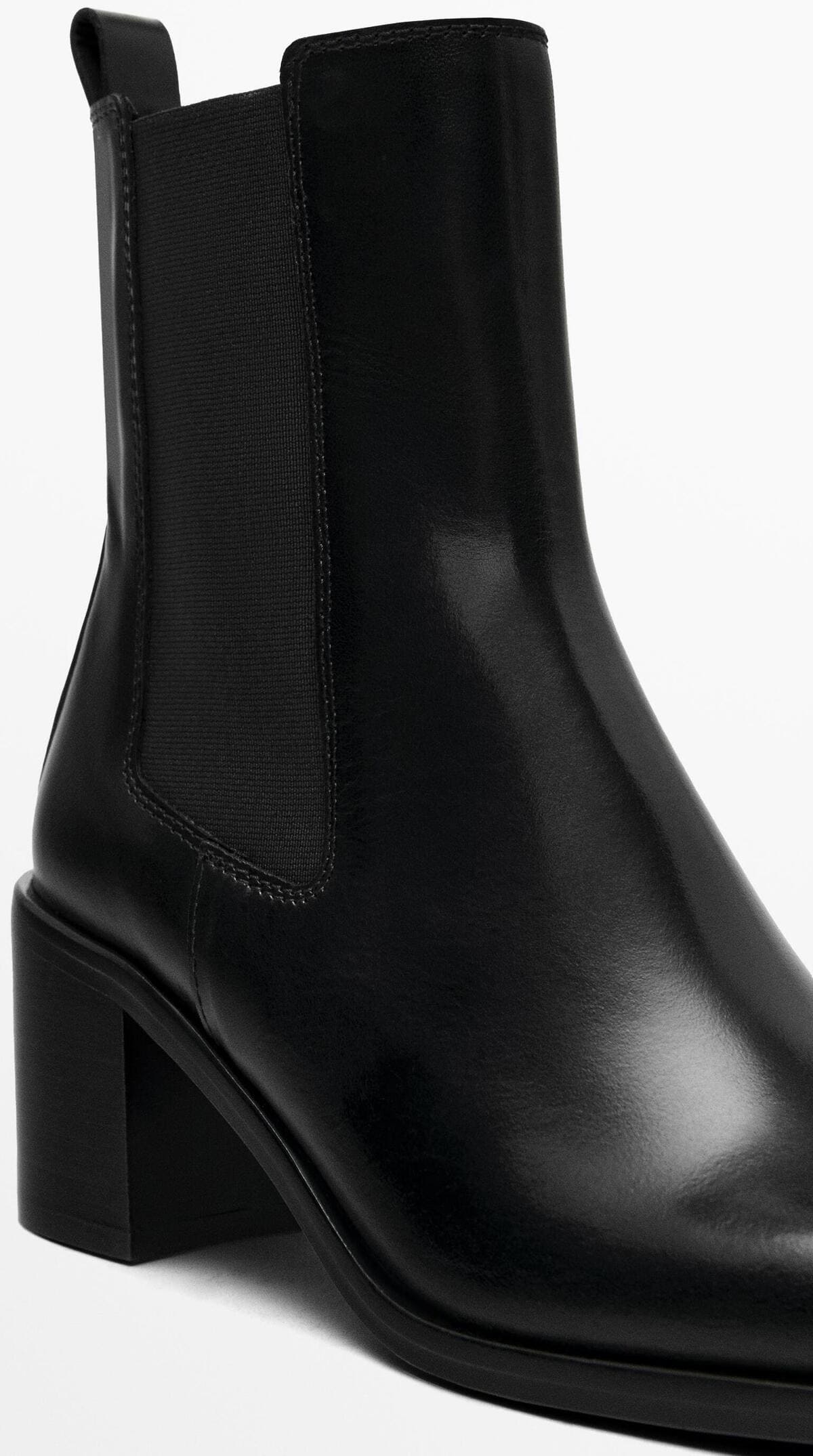Los botines chelsea con tacón en color negro de Massimo Dutti
