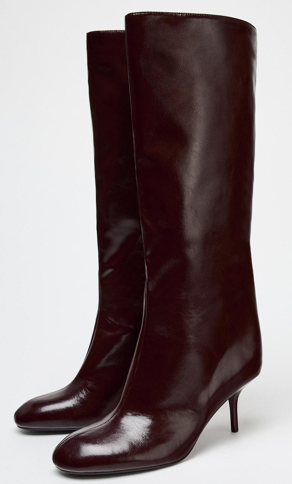 Las botas con tacón fino y caña alta en color rojo burdeos de Zara