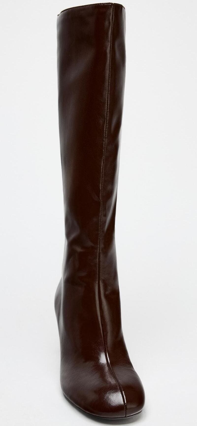 Las botas con tacón fino y caña alta en color rojo burdeos de Zara