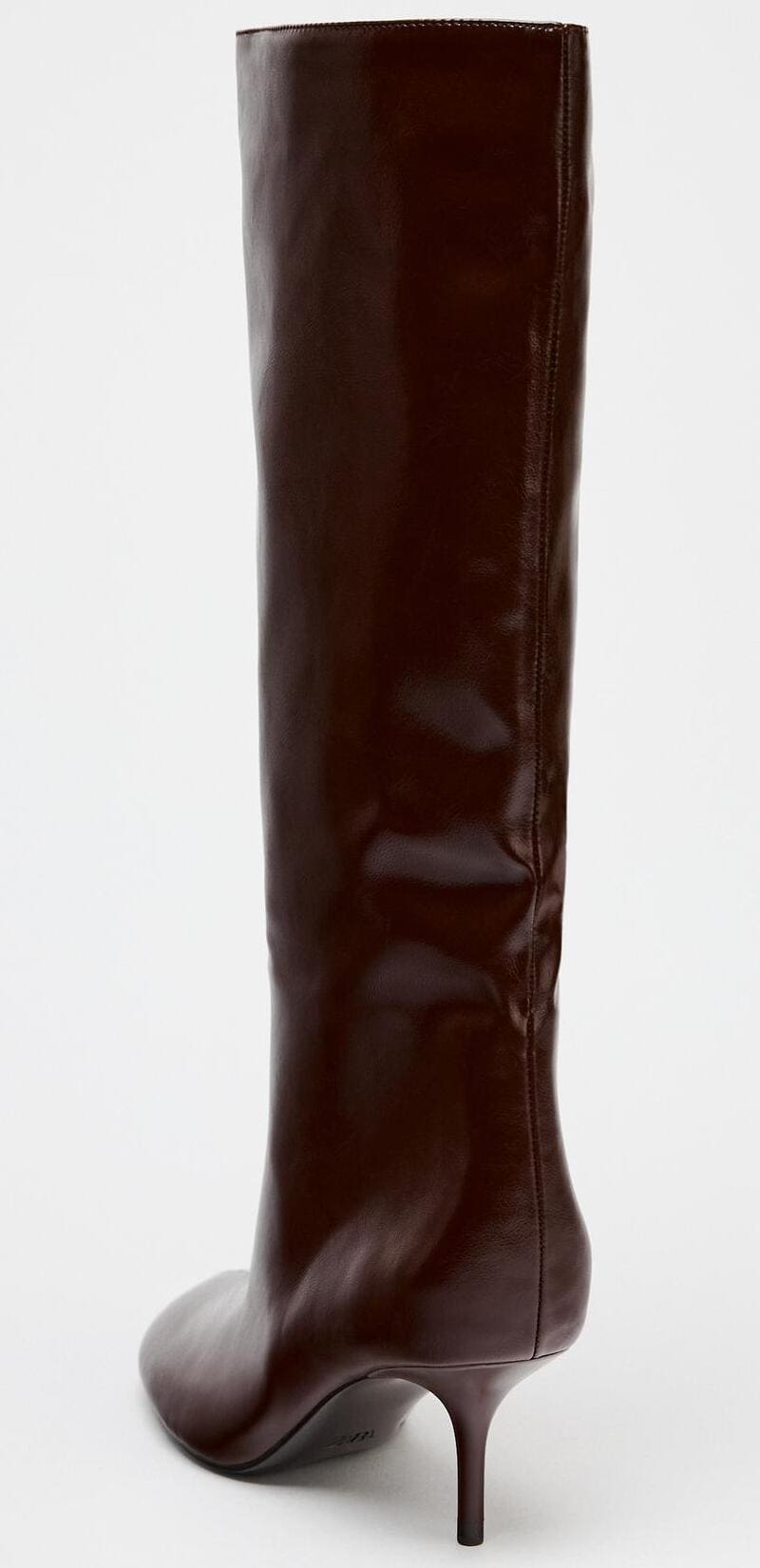 Las botas con tacón fino y caña alta en color rojo burdeos de Zara