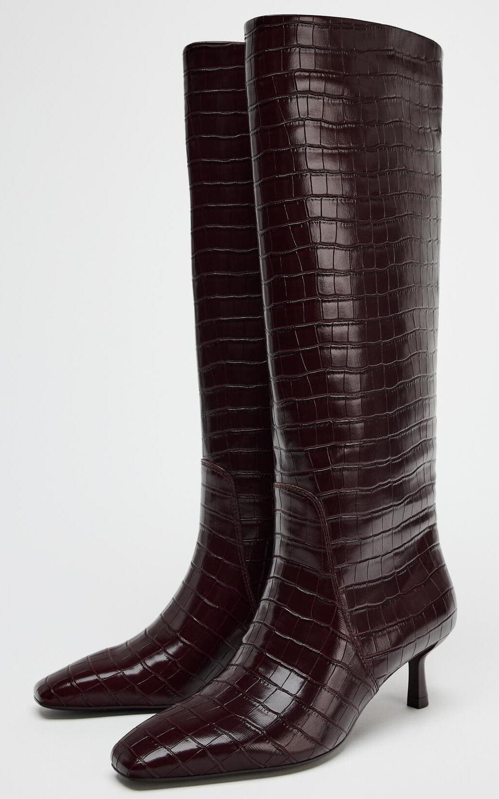 Las botas de tacón fino con relieve en color rojo burdeos de Zara