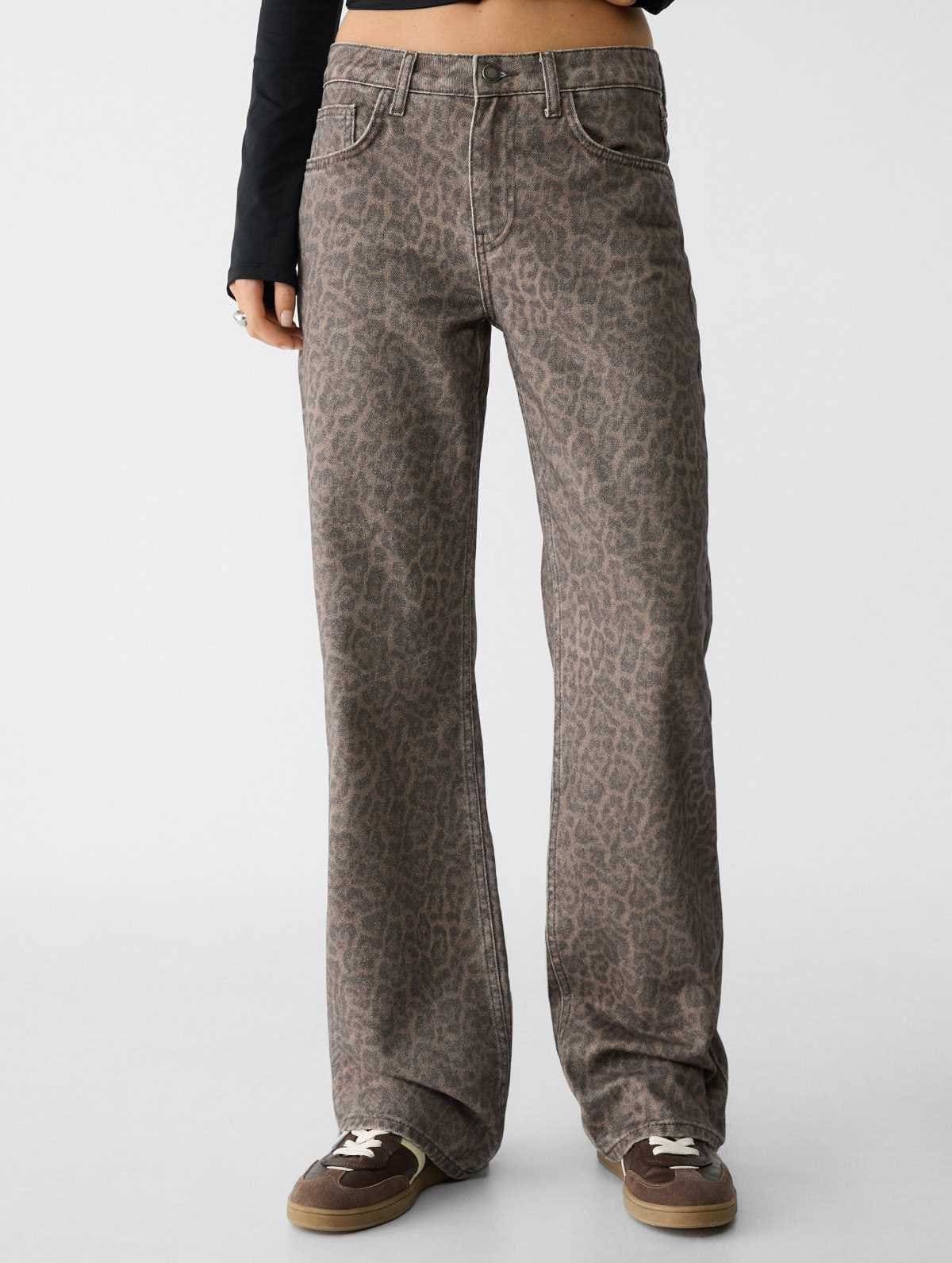 Pantalón straight leopardo de Stradivarius