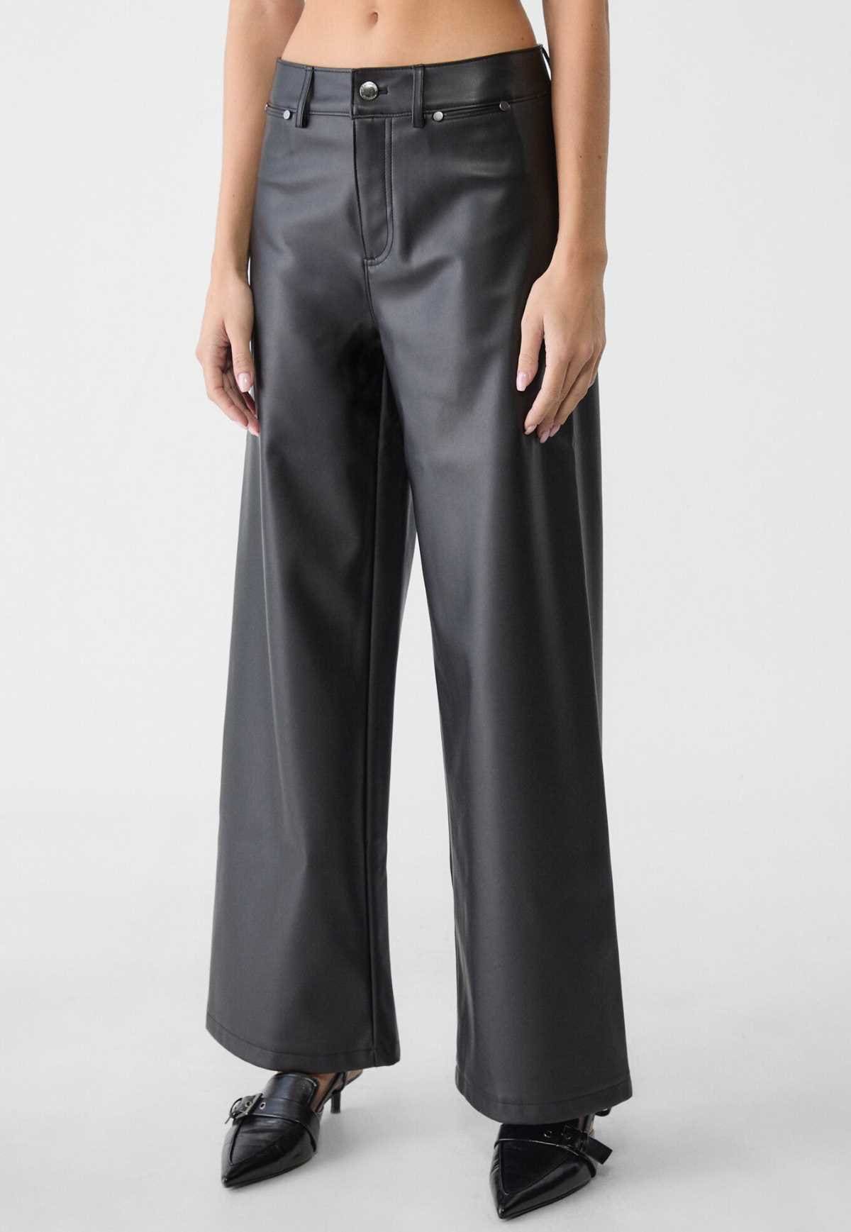 Pantalón straight minimal efecto piel de Stradivarius