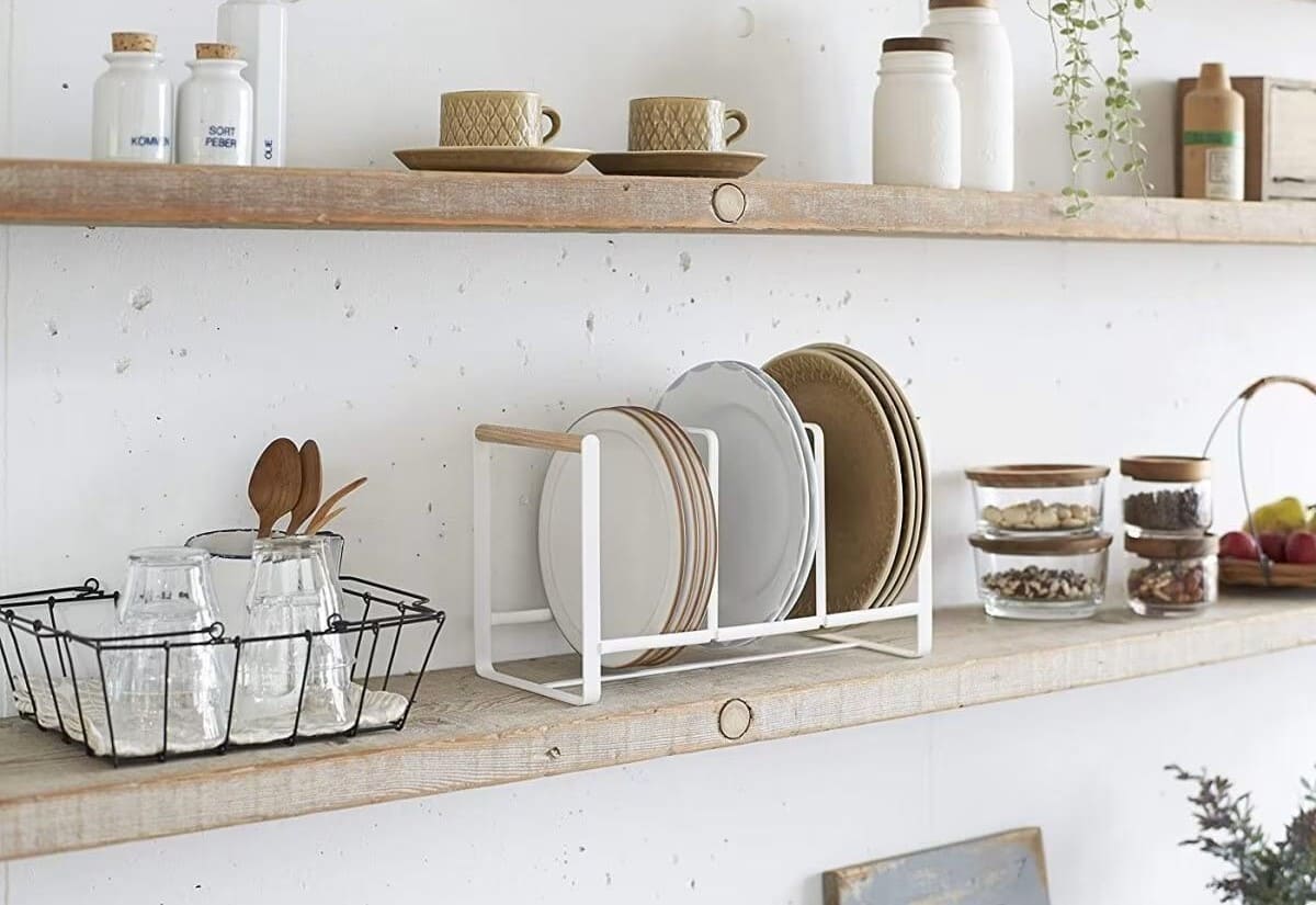 Escurridor de platos de metal con asas de madera