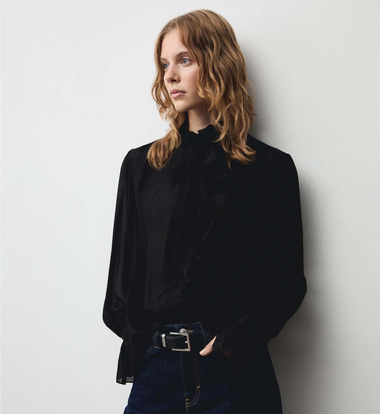 Blusa cuello alto volante de Mango