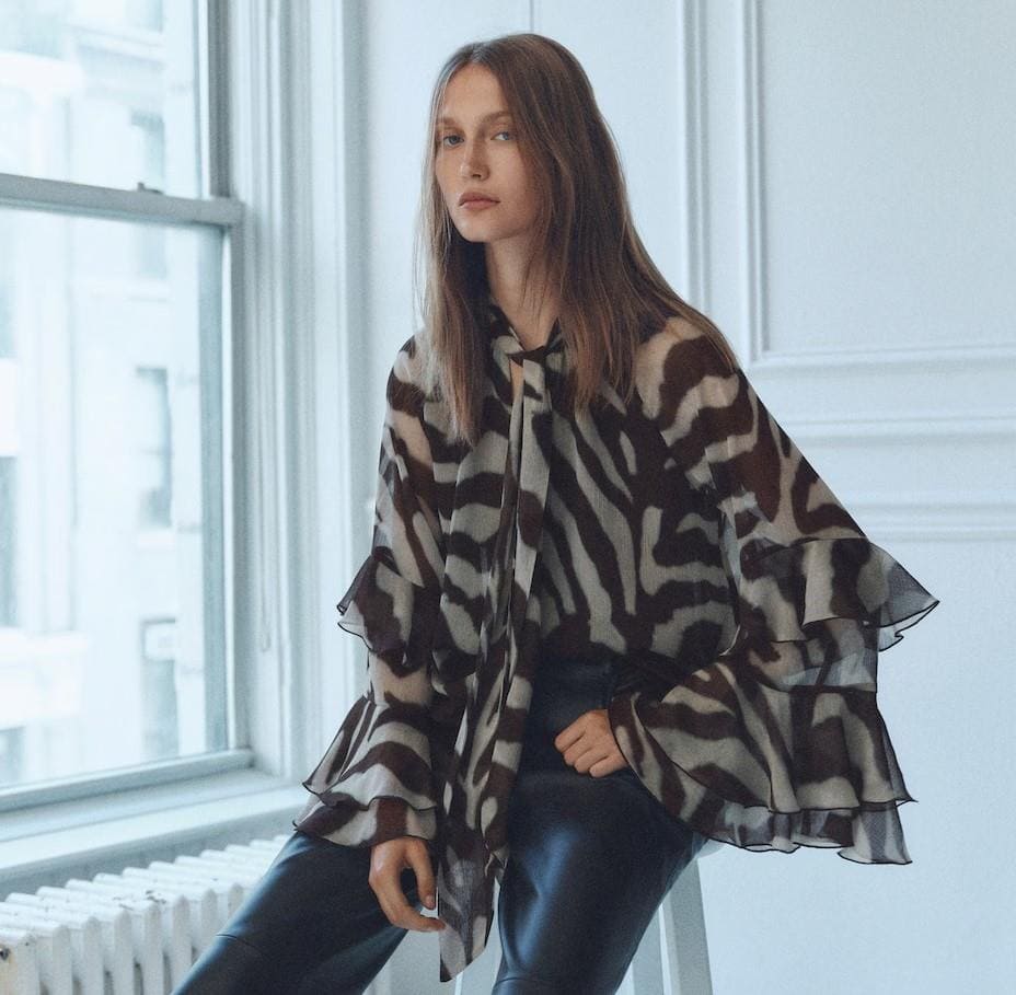 Blusa estampada manga acampanada de Mango