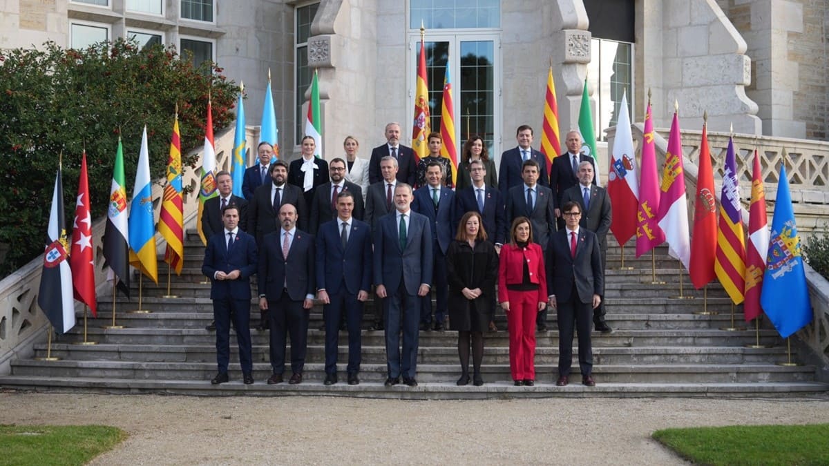 Foto de familia de los presidentes autonómicos reunidos en Santander