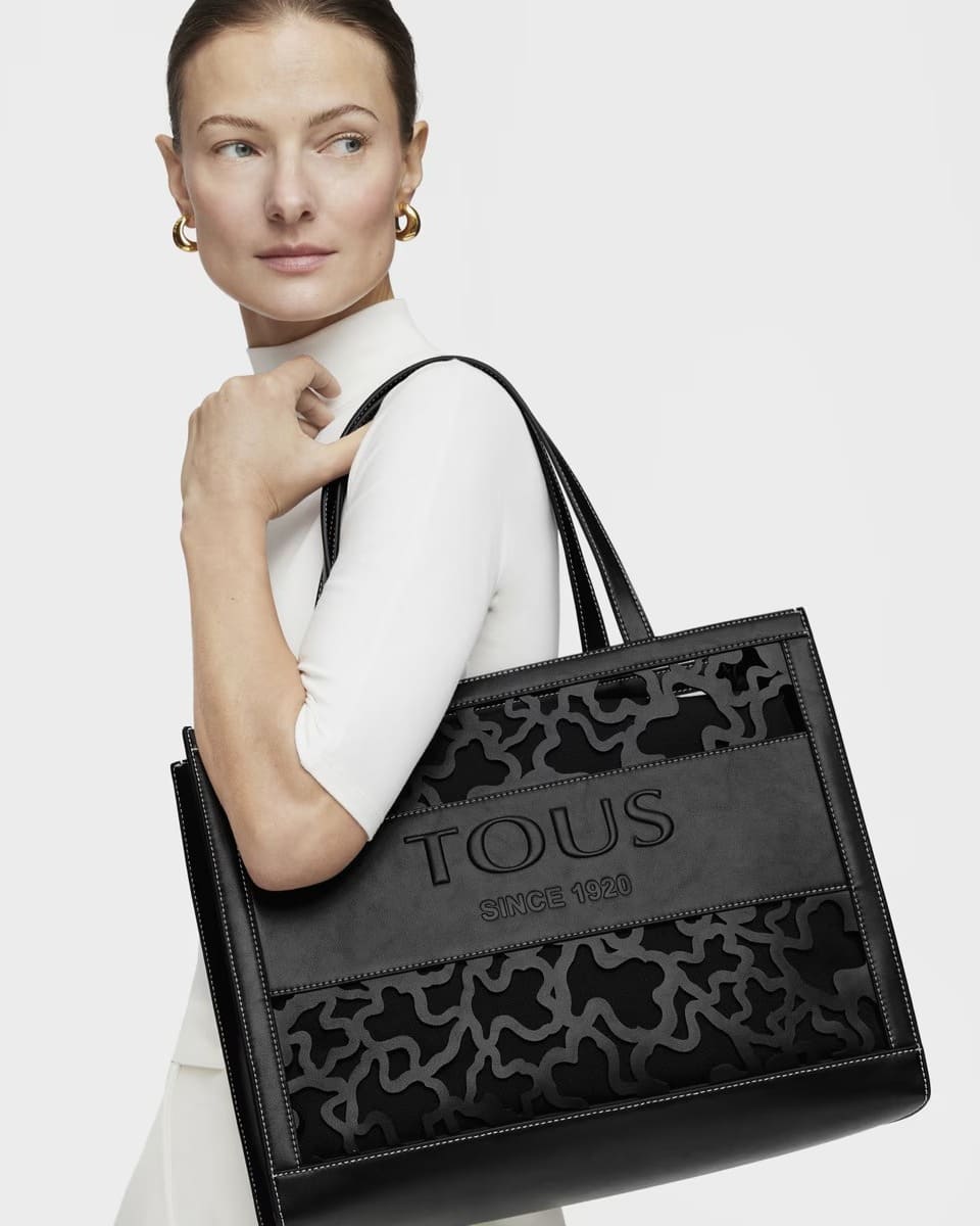 El bolso shopping grande Amaya Kaos Shock en color negro de Tous