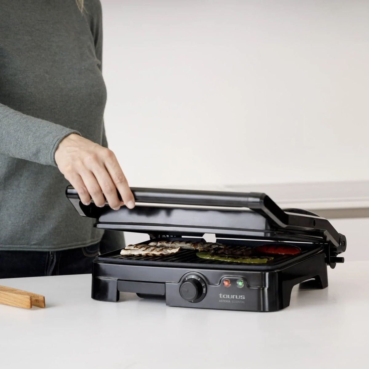 El grill Taurus Asteria Essential con 2200 W en Carrefour