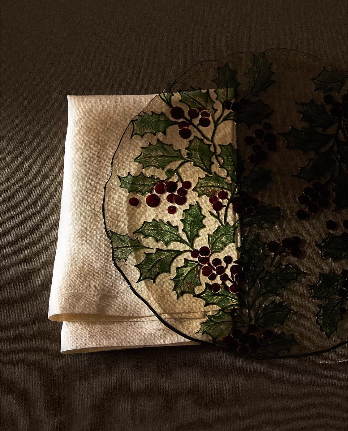 Bajoplato de vidrio con detalle de acebo de navidad