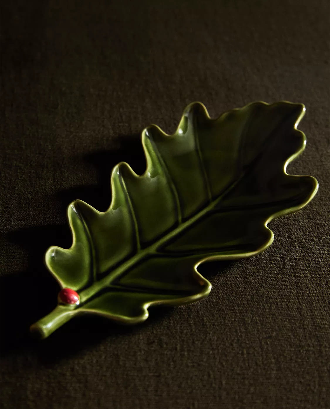 Fuente de gres con forma de acebo