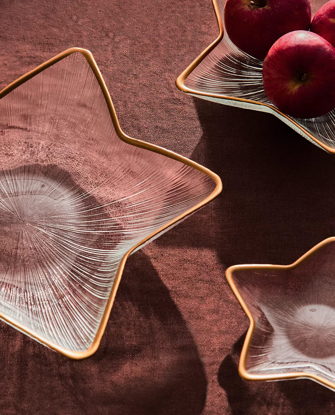 Fuente de vidrio con forma de estrella y filo dorado