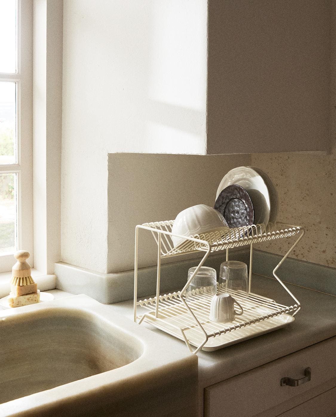 Escurreplatos de metal con bandeja