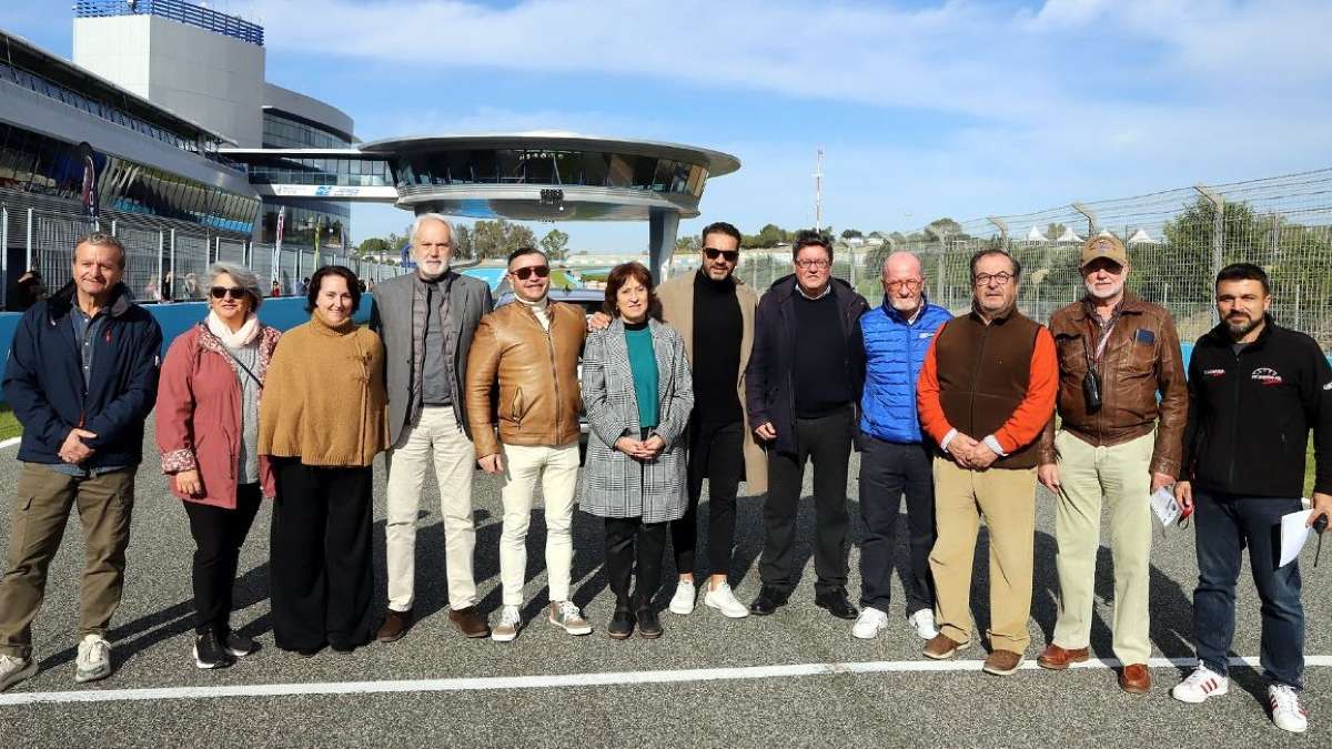 Representantes del Gobierno de Jerez, Asociación de Reyes Magos de Jerez, director del Circuito y presidente del Real Automóvil Club