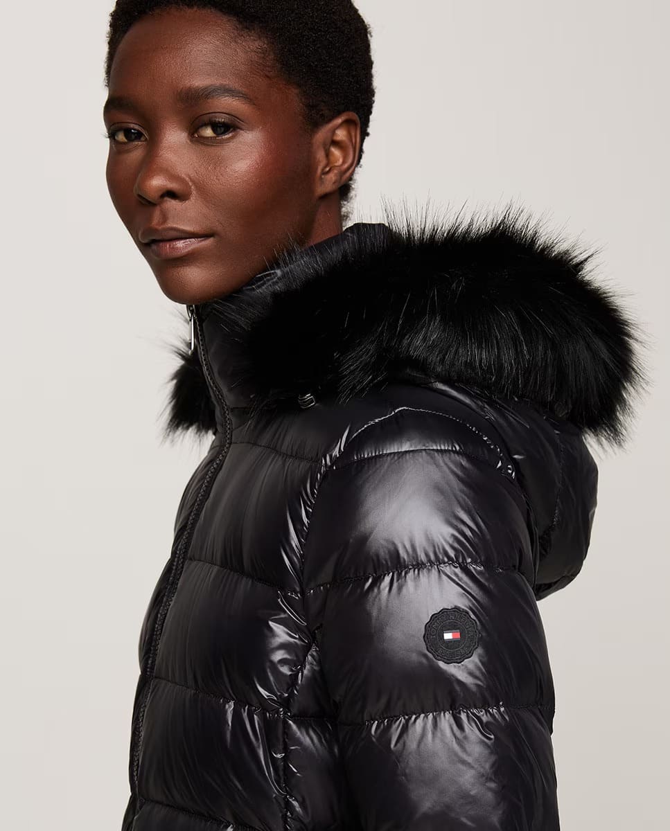 El abrigo de plumas de mujer con cierre de cremallera y capucha de Tommy Hilfiger en El Corte Inglés