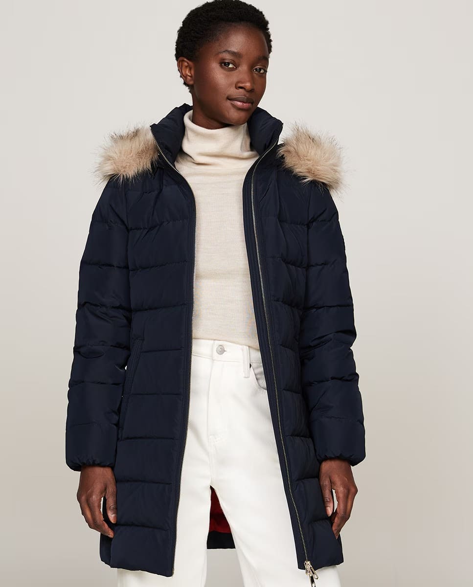 El abrigo plumífero de mujer con cierre de cremallera y capucha azul marino de Tommy Hilfiger en El Corte Inglés