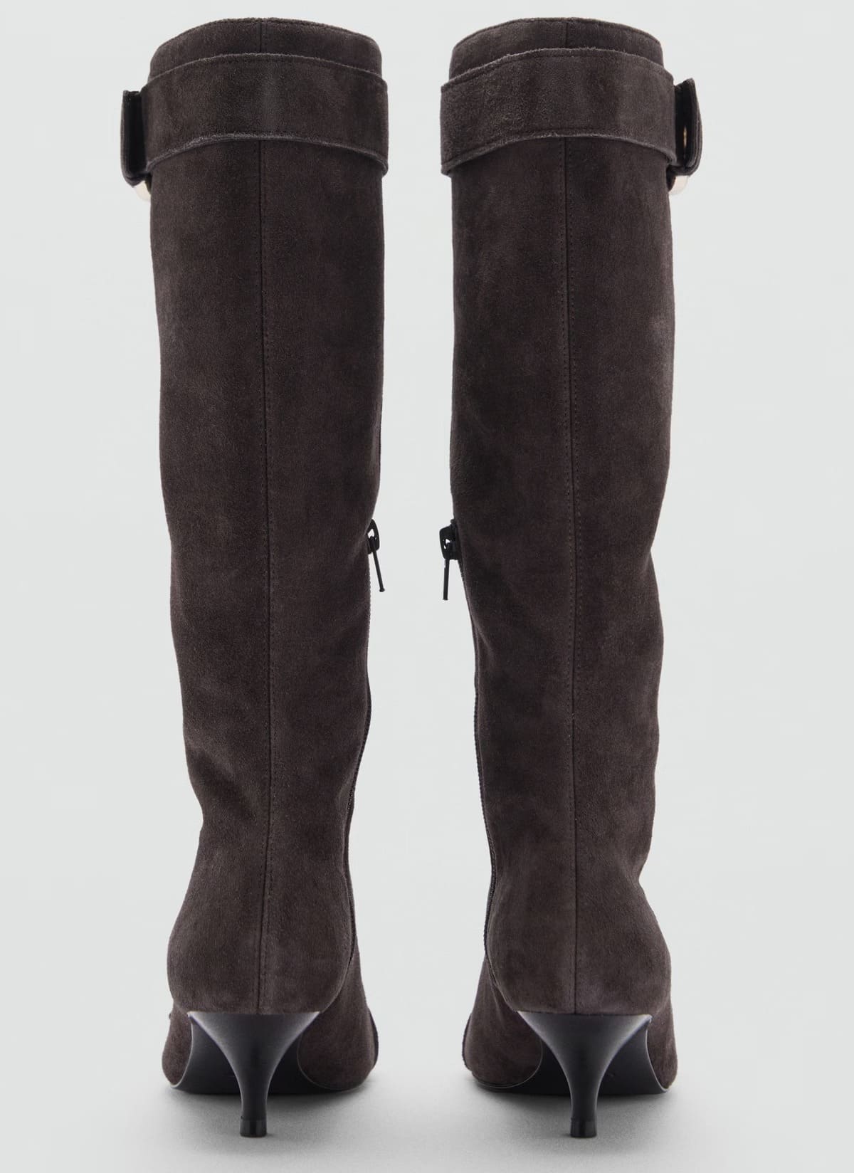 Las botas de piel de serraje con detalle de hebillas de Mango