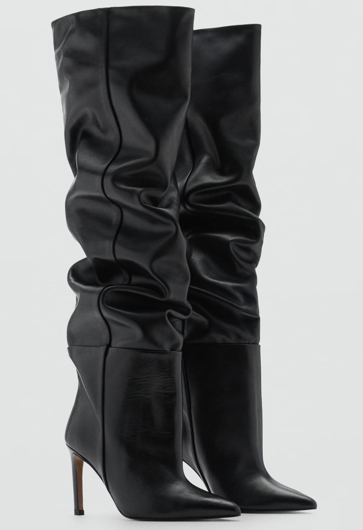 Las botas altas de piel con detalle fruncido en color negro de Mango