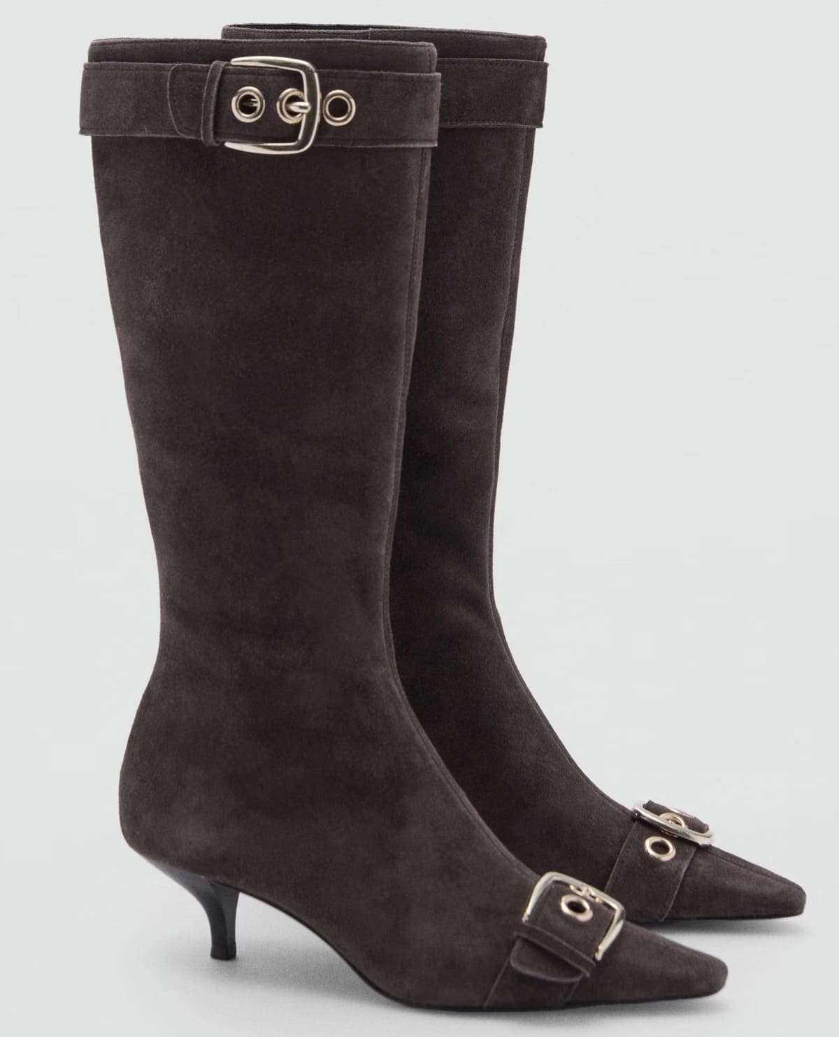 Las botas de piel de serraje con detalle de hebillas de Mango