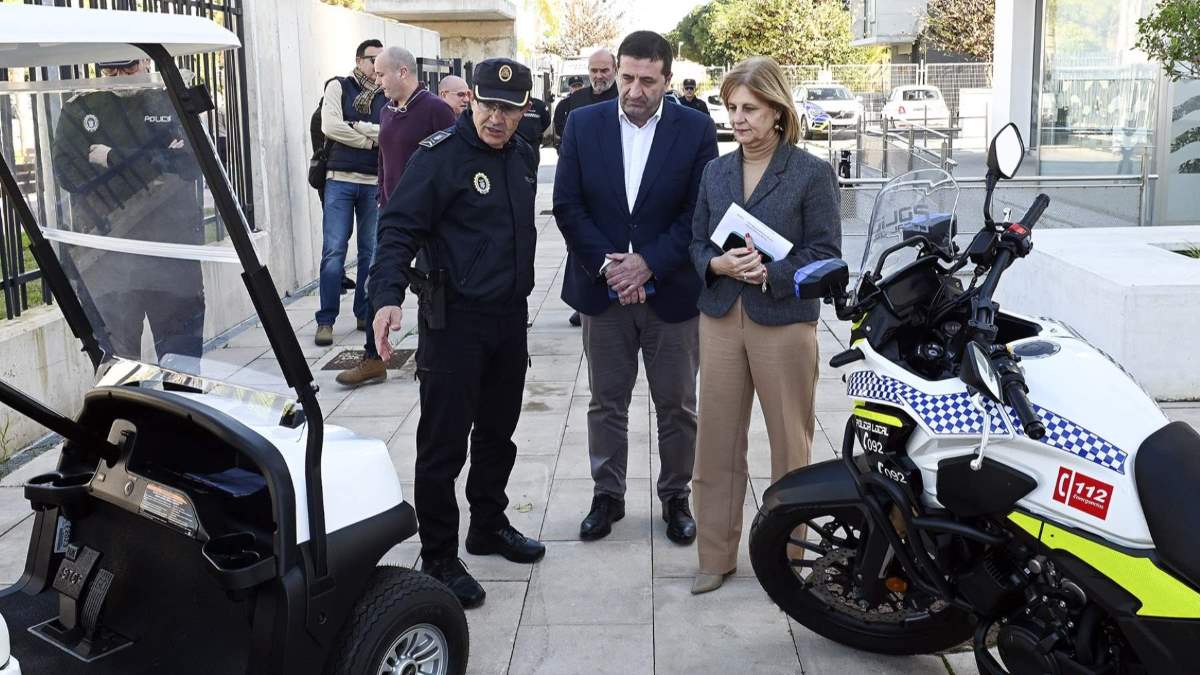 La alcaldesa durante la presentación del nuevo material disponible en la jefatura local de Policía Local Jerez