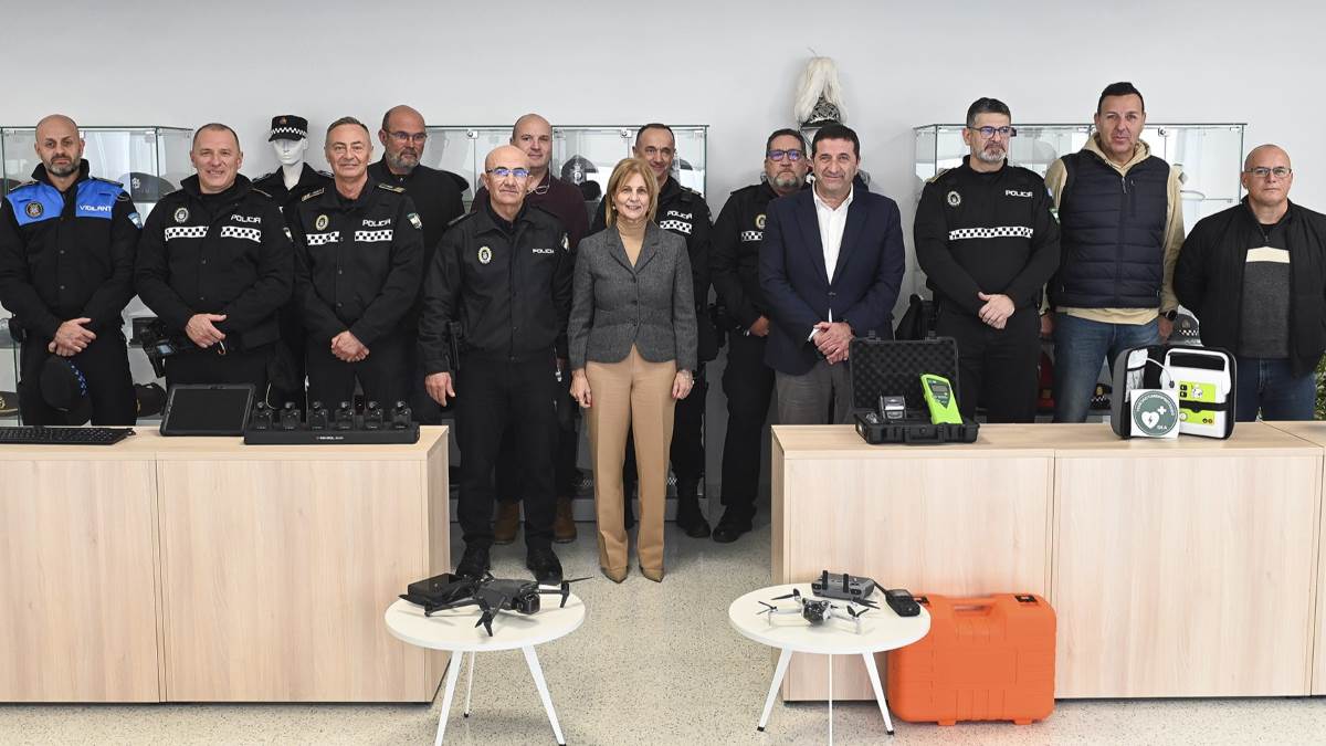 La alcaldesa durante la presentación del nuevo material disponible en la jefatura local de Policía Local Jerez
