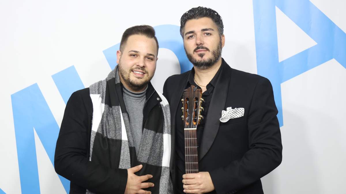 Isaac Cruz junto a su guitarrista Cristo García