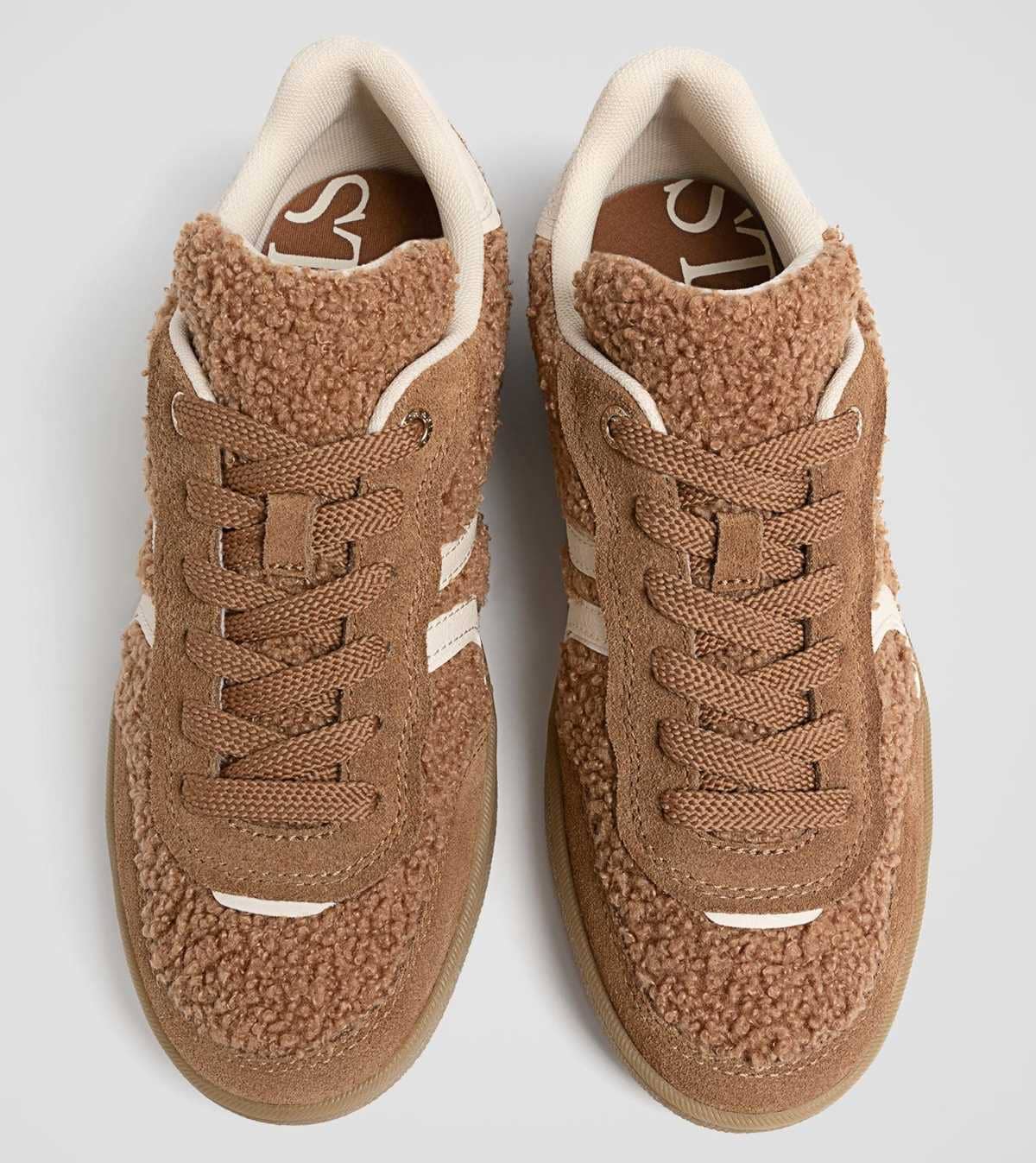 Zapatillas retro textura de Stradivarius